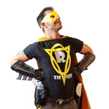 R-zieher superheld - Photo by PEDRO BECERRA web.jpg